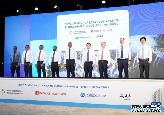 　　　3月21日，马尔代夫总统穆伊兹（中）在胡鲁马累出席由中企承建的马尔代夫保障性住房项目开工仪式。