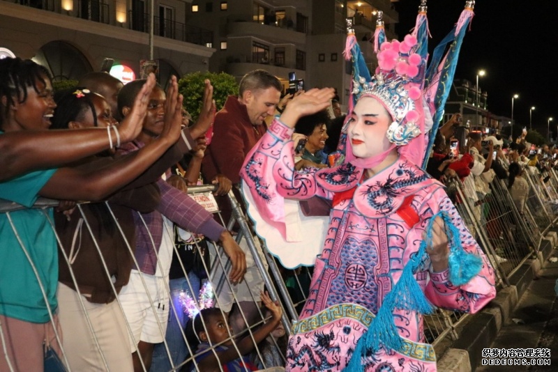 华人戏曲演员与沿途观众击掌。南非开普敦华星艺术团供图