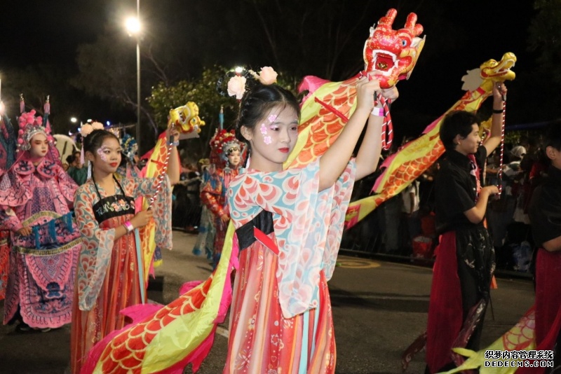 嘉年华游行队伍中的华人青年。南非开普敦华星艺术团供图