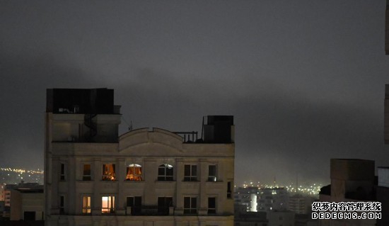 这是3月23日凌晨在伊朗首都德黑兰拍摄的爆炸产生的浓烟。新华社记者沙达提摄