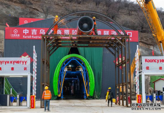 图为2026年2月11日，在吉尔吉斯斯坦贾拉拉巴德州，中国建设工人为中吉乌铁路贾拉拉巴德隧道安装隧道通风设备。新华社发（任卫云摄）