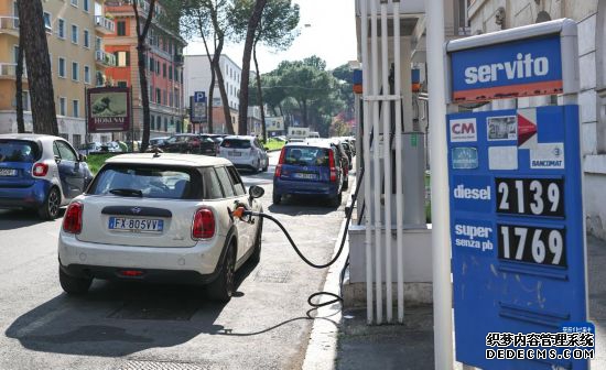 3月24日,市民在意大利首都罗马一处加油站加油。新华社记者 王楷焱 摄