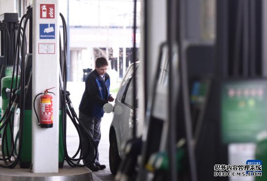 3月24日,在奥地利首都维也纳一处加油站,一名车主在加油。新华社记者 贺灿铃 摄