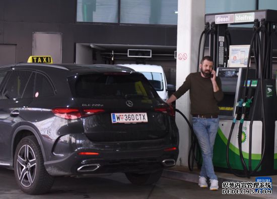 3月24日,在奥地利首都维也纳一处加油站,一名车主在加油。新华社记者 贺灿铃 摄