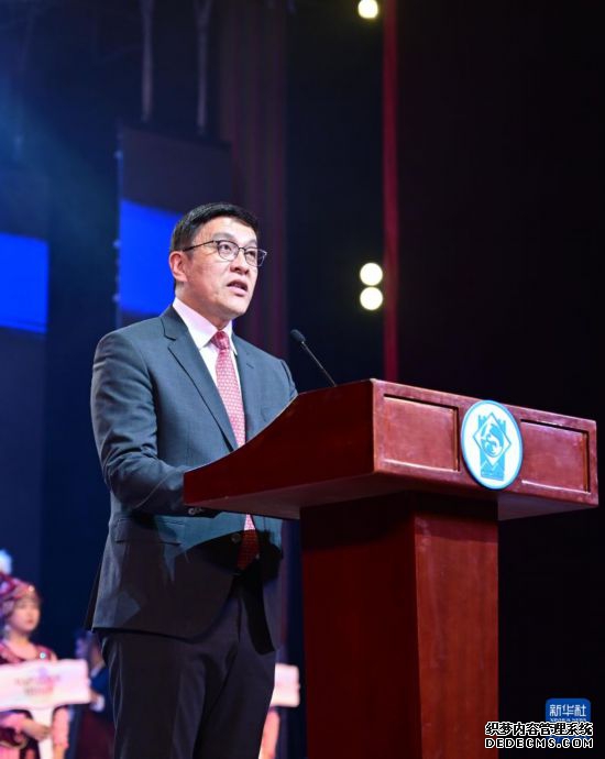 3月24日，在吉尔吉斯斯坦首都比什凯克，吉尔吉斯斯坦副总理拜萨洛夫在开幕式上宣读总统扎帕罗夫的贺信。新华社记者 李任滋 摄