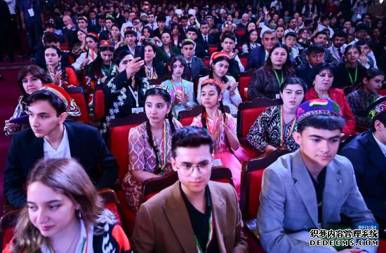 3月24日，在吉尔吉斯斯坦首都比什凯克，代表团成员出席开幕式。新华社记者 李任滋 摄