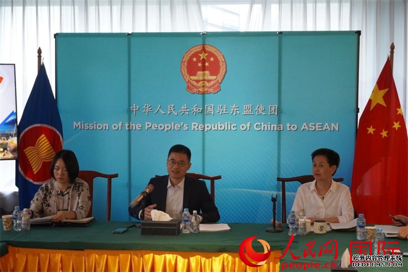 中国驻东盟大使王擎（中）在媒体智库沙龙上发言。人民网 曹师韵摄