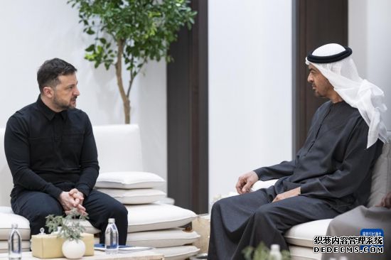 3月28日，阿联酋总统穆罕默德（右）在阿布扎比会见到访的乌克兰总统泽连斯基。新华社/阿通社