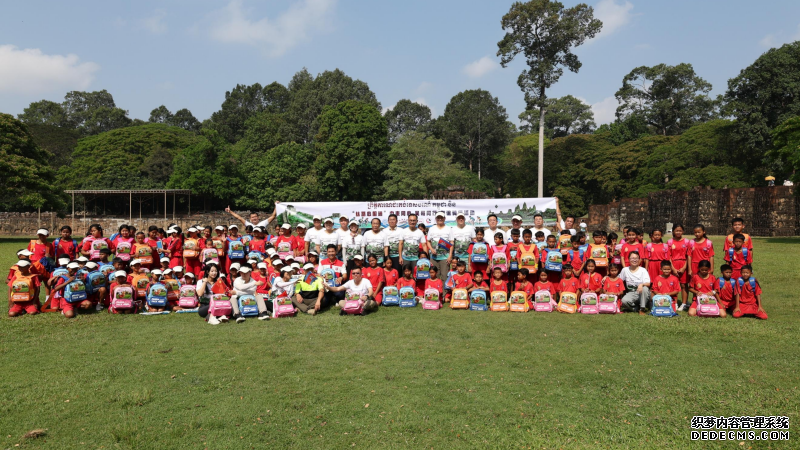 中国乡村发展基金会与中国友好和平发展基金会分别向柬方捐赠爱心包裹及汉语学习卡。主办方供图