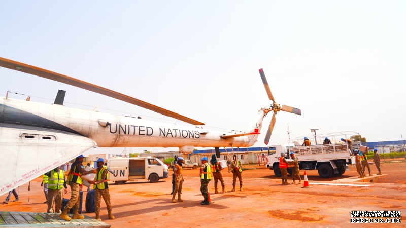 【3】图说：巴基斯坦维和官兵正在卸载携行物资 黄浩摄.jpg