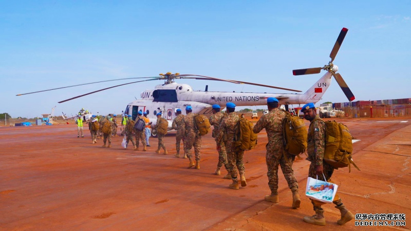 【5】图说：完成维和任务的巴基斯坦官兵正在登机返回祖国2 黄浩摄.jpg