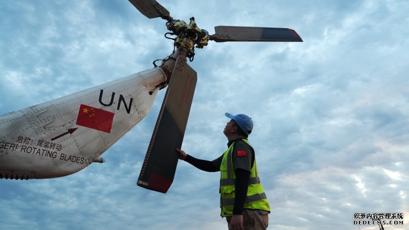 【4】图说：机务官兵在任务前检查直升机尾桨 黄浩摄.jpg