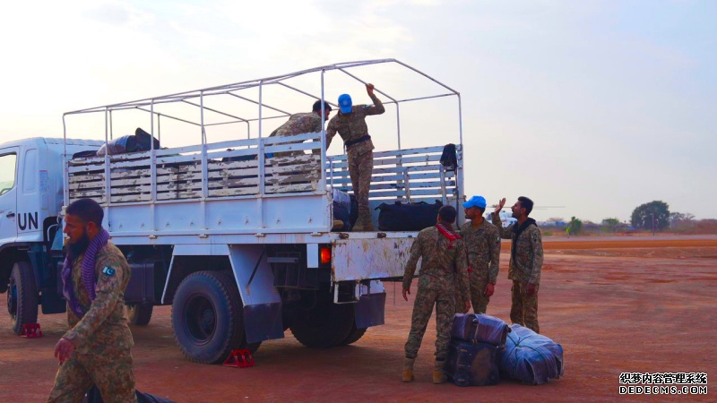 【5】图说：巴基斯坦维和官兵正在搬运携行物资准备回国 黄浩摄.jpg