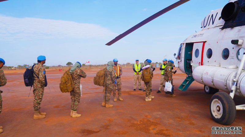 【6】图说：完成维和任务的巴基斯坦官兵正在登机返回祖国 黄浩摄.jpg