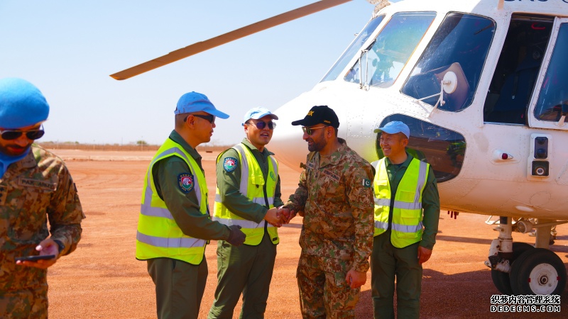 【7】图说：巴基斯坦分队指挥官搭载最后架次直升机回国 ，行前与飞行机组握手告别 黄浩摄.jpg