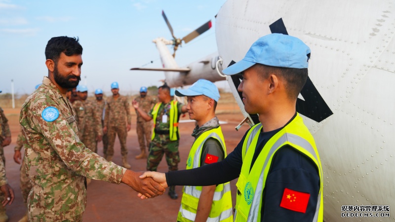 【8】图说：巴基斯坦士兵完成任务回国前与机组握手告别 黄浩摄.jpg