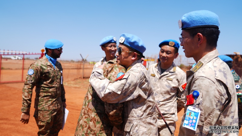 【8】图说：维和直升机分队指挥长拥抱送别巴基斯坦维和分队指挥长 黄浩摄.jpg