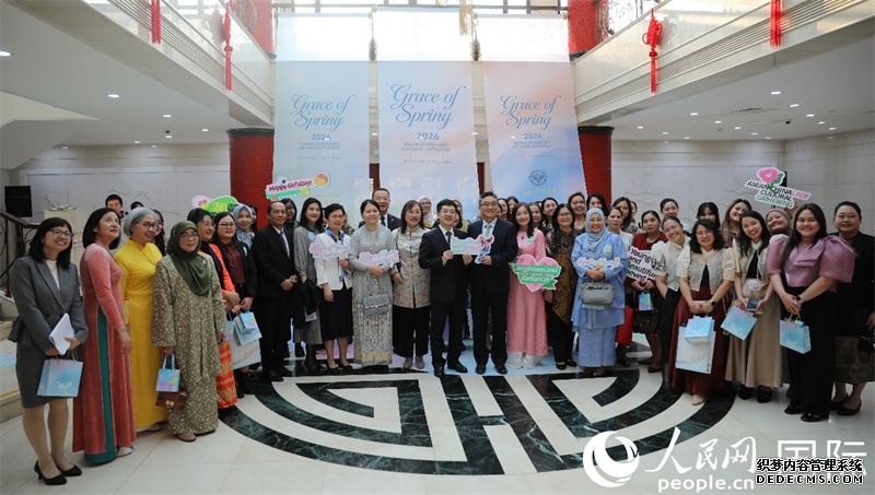 颁奖后全体嘉宾合影留念。人民网 王婧摄