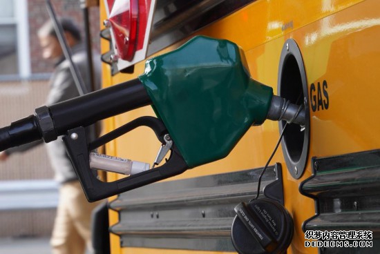 3月31日,一辆校车在美国纽约的加油站加油。新华社记者张凤国摄