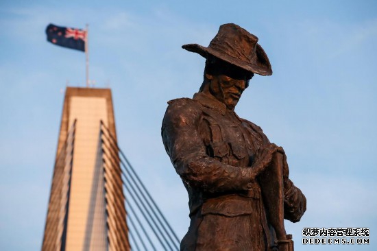 这是2019年9月10日拍摄的澳大利亚悉尼的安扎克桥(澳新军团桥)旁的澳大利亚士兵雕塑。新华社记者白雪飞摄