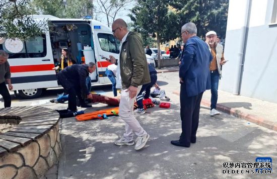 4月15日，在土耳其卡赫拉曼马拉什省一所中学的枪击事件现场，急救人员在抢救受伤人员。新华社发（穆斯塔法·卡亚摄）