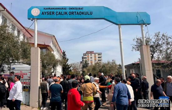 4月15日，人们聚集在土耳其卡赫拉曼马拉什省发生枪击事件的中学校园等待消息。新华社发（穆斯塔法·卡亚摄）