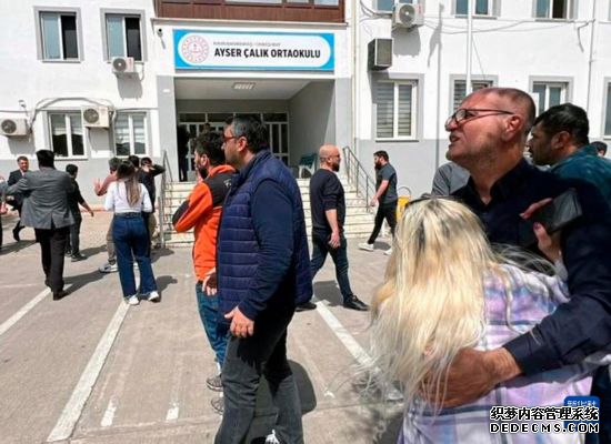 4月15日，人们聚集在土耳其卡赫拉曼马拉什省发生枪击事件的中学校园等待消息。新华社发（穆斯塔法·卡亚摄）