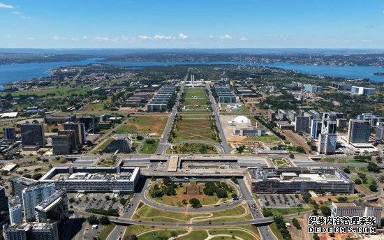 　这是4月19日在巴西首都巴西利亚拍摄的城市中轴线和周围部分区域景观（无人机照片）。新华社记者金皓原摄