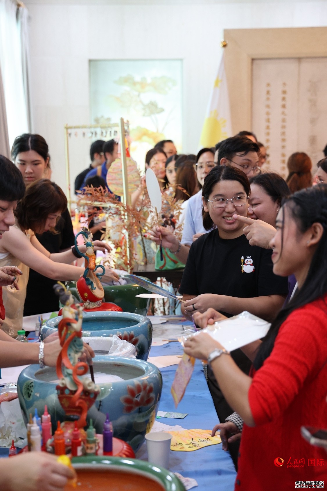 菲律宾民众排队体验中国传统技艺水拓漆扇。人民网记者 樊帆摄