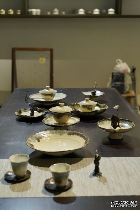 麦赫展示韩国市场偏好的陶瓷器具类型。受访者供图